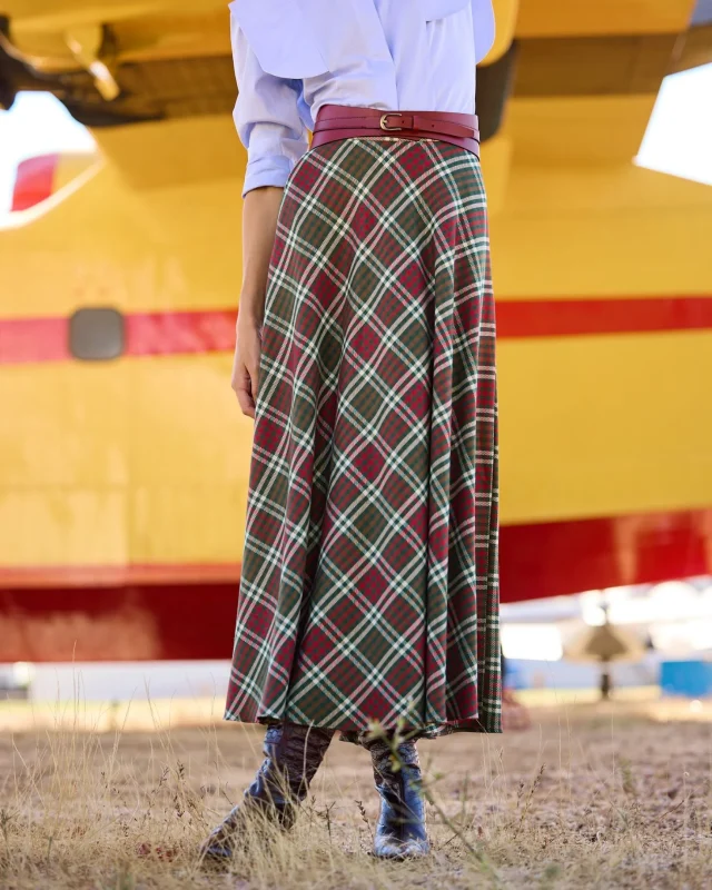 Descubre las tendencias clave de la moda otoño invierno 2025: pantalones globo, satén, encaje y más en una temporada que invita a jugar con texturas, volúmenes y siluetas