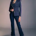 Blazer mujer con estampado de lunares y diseño entallado. Americana elegante bicolor ideal para conjuntos coordinados primavera verano.