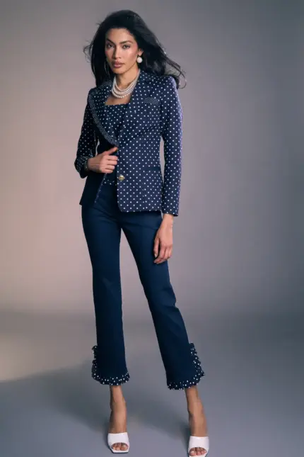 Blazer mujer con estampado de lunares y diseño entallado. Americana elegante bicolor ideal para conjuntos coordinados primavera verano.