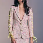 Blazer tweed mujer con corte estructurado y detalles sofisticados. Americana elegante para primavera verano.