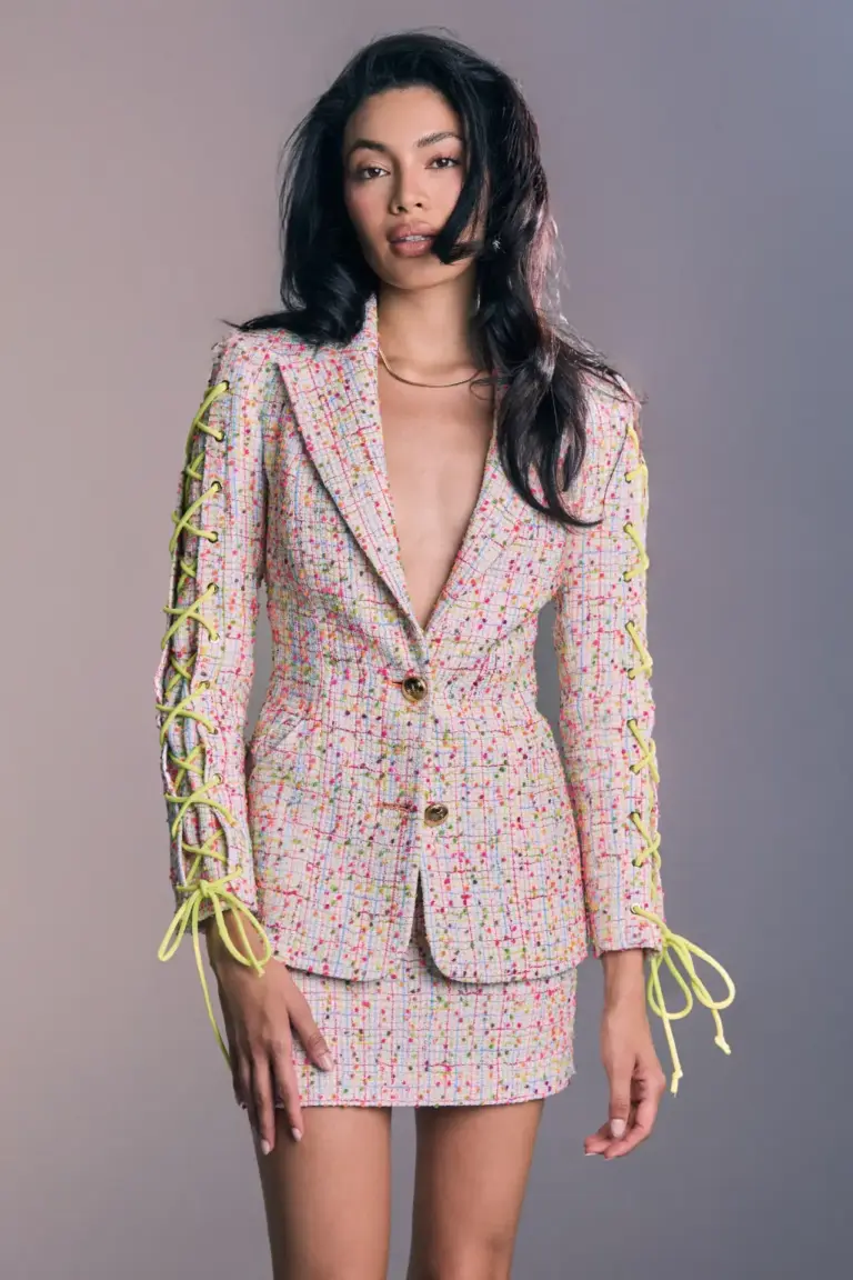 Blazer tweed mujer con corte estructurado y detalles sofisticados. Americana elegante para primavera verano.