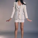 Blazer mujer elegante en marfil texturizado con ribete turquesa y botones dorados. Americana estructurada ideal para invitadas y looks sofisticados.