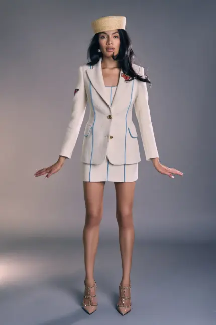 Blazer mujer elegante en marfil texturizado con ribete turquesa y botones dorados. Americana estructurada ideal para invitadas y looks sofisticados.