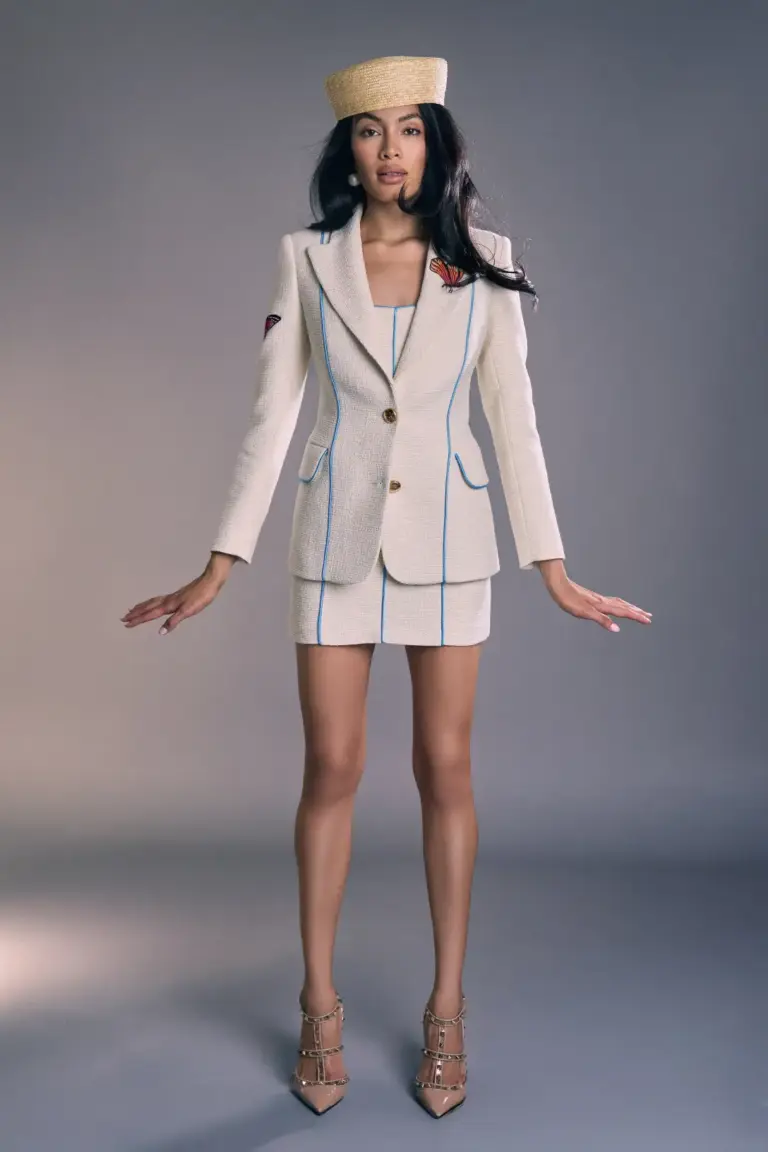 Blazer mujer elegante en marfil texturizado con ribete turquesa y botones dorados. Americana estructurada ideal para invitadas y looks sofisticados.