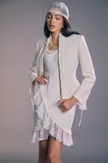 Blazer mujer verde con corte entallado y diseño sofisticado. Americana estructurada ideal para primavera verano.