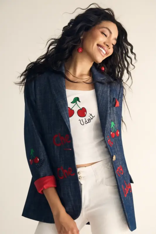 Blazer mujer invitada con estructura definida y acabado sofisticado. Perfecta para eventos primavera verano.