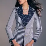 Blazer de rayas azul y blanco con solapas maxi en contraste lunares. Sastrería con personalidad.