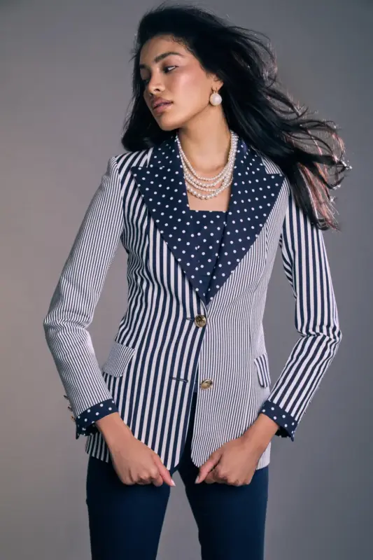 Blazer de rayas azul y blanco con solapas maxi en contraste lunares. Sastrería con personalidad.