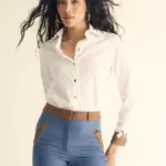 Camisa blanca mujer con detalles ornamentales en contraste. Diseño sofisticado ideal para looks formales y primavera verano.