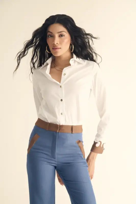 Camisa blanca mujer con detalles ornamentales en contraste. Diseño sofisticado ideal para looks formales y primavera verano.
