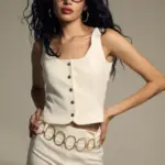 Chaleco mujer elegante con escote cuadrado y botones dorados. Pieza clave para trajes femeninos y looks sofisticados.