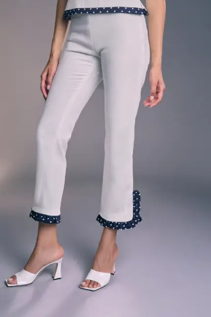 Pantalón mujer elegante de corte recto y detalle en contraste. Diseño sofisticado ideal para conjuntos coordinados primavera verano.