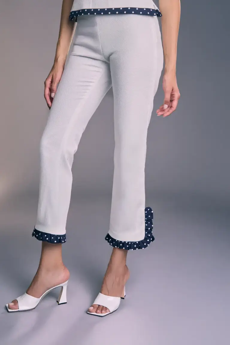 Pantalón mujer elegante de corte recto y detalle en contraste. Diseño sofisticado ideal para conjuntos coordinados primavera verano.