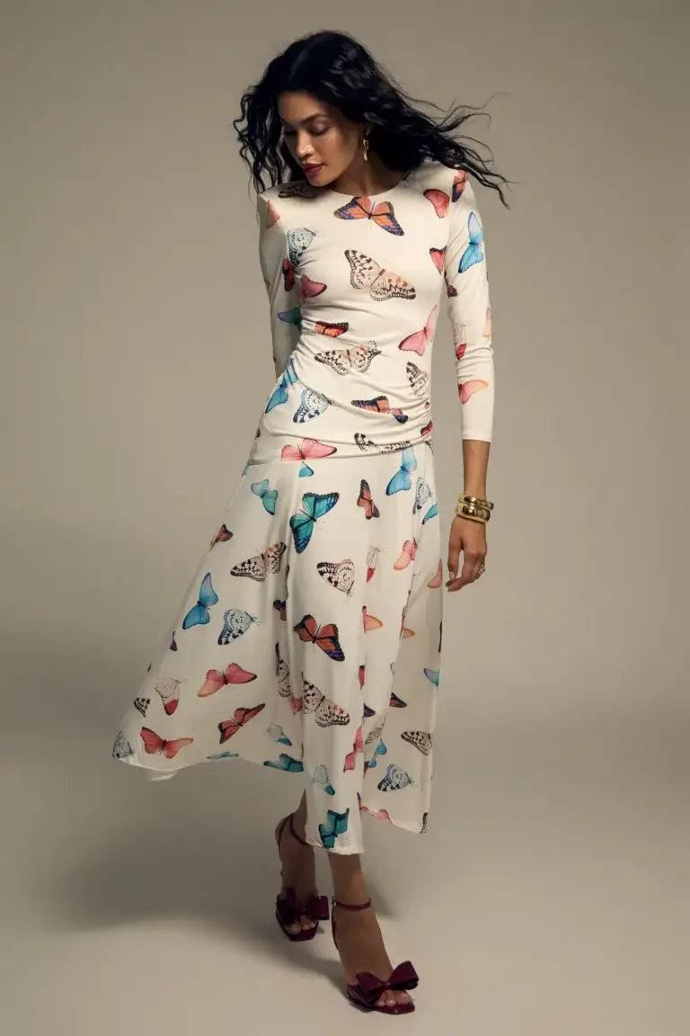 Vestido elegante mujer con silueta estructurada y detalles sofisticados. Ideal para eventos y looks de invitada primavera verano.